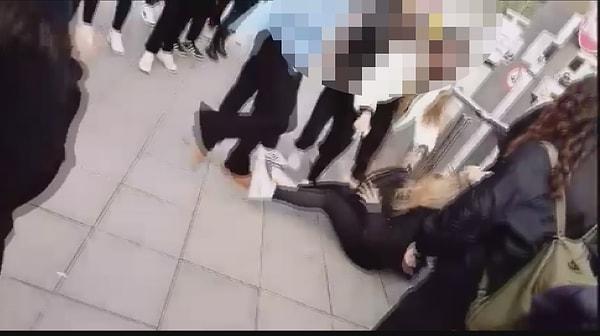 İzmir'in Konak ilçesinde bulunan bir lisede dün öğle saatlerinde meydana geldi. İddiaya göre 'kıskançlık' sebebiyle çıkan kavgada 1 kız öğrenci 5 arkadaşı tarafından darbedildi.