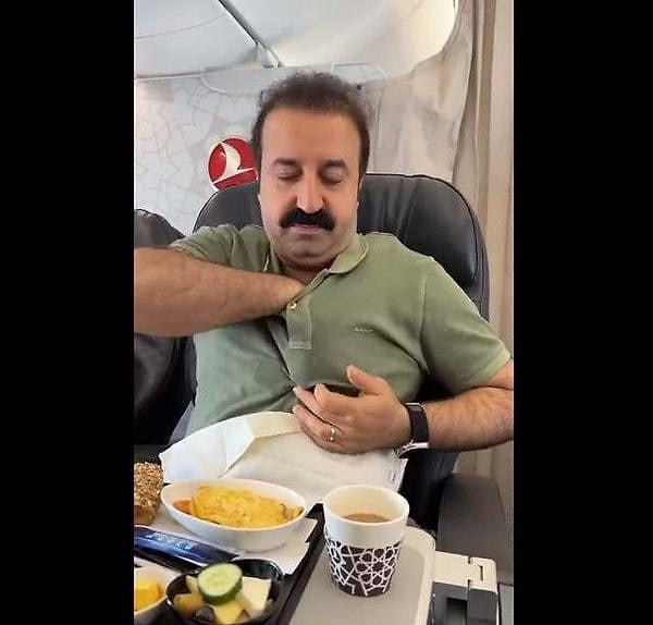 Hepimizin Şırdancı Mehmet olarak tanıdığı Mehmet Sur sosyal medya paylaşımlarıyla da epey tartışma yaratıyor. Belki hatırlarsınız; Sur, 15 Haziran'da THY'nin İstanbul-Gaziantep seferini yapan uçağa gizlice soktuğu şırdanı göğsünden çıkarıp yemişti.
