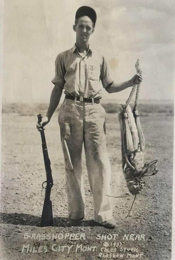 9. 1930'lu yıllarda çekildiği söylenen büyük bir böcek yakalamış avcının fotoğrafı.