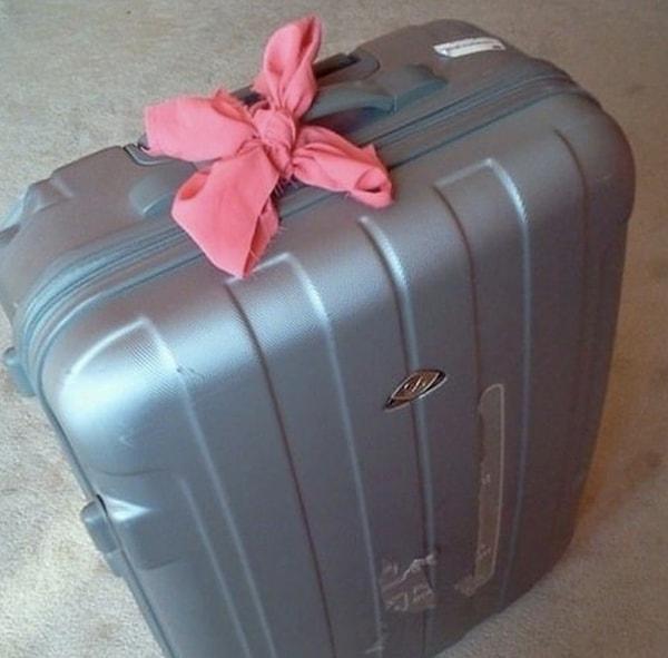 12. Havaalanında daha kolay bulabilmeniz için valizinize renkli bir kurdele bağlayın.