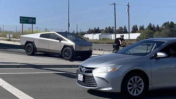 ABD'nin Kaliforniya eyaletinde gerçekleşen kazada, yeni elektrikli pick-up ile bir Toyota Corolla modeli kafaya kafaya çarpıştı.