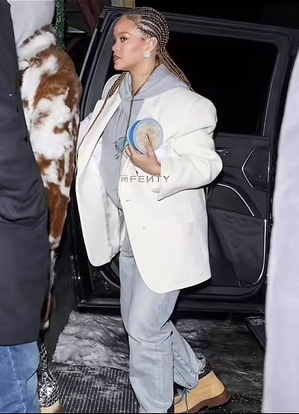 Ayrıca, Rihanna'nın elindeki mama kabı ve rahat kıyafeti sevenlerine ailesine ve annelik müessesine ne kadar bağlı olduğunu göstermiş oldu adeta.