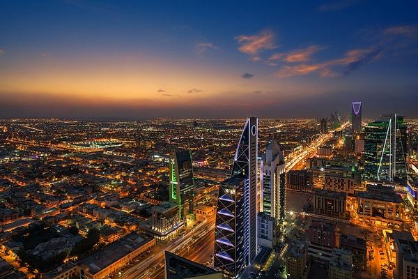 Riyad, Suudi Arabistan'ın hem başkenti hem en büyük metropolüdür.