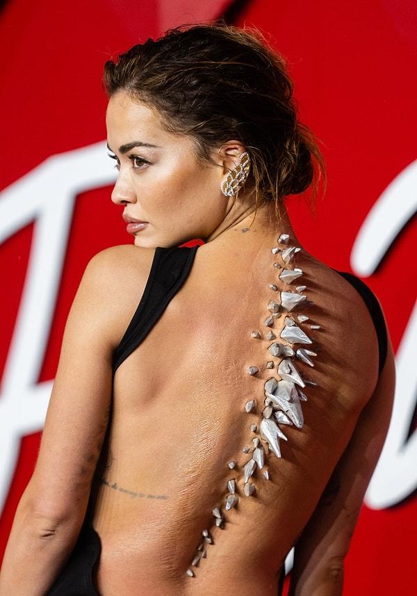 13. Rita Ora'nın İngiliz Moda Ödülleri için Francesco Fabiani tarafından yapılan krom omurgası.