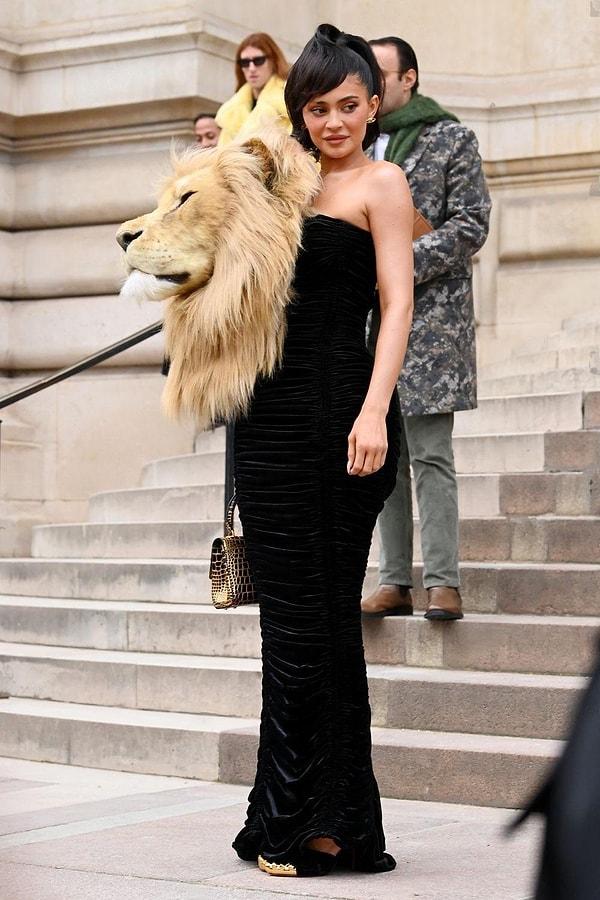 12. Schiaparelli'nin Haute Couture İlkbahar / Yaz şovları için Kylie Jenner'in giydiği elbise.