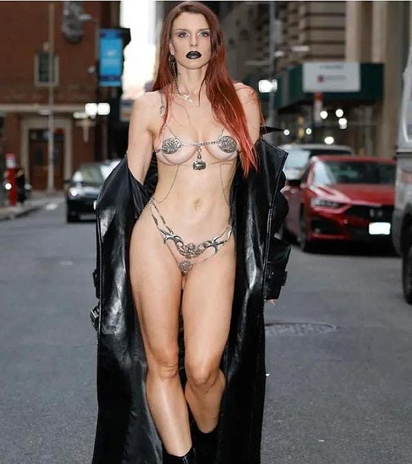 8. Julia Fox'un New York Moda Haftası'nda giydiği SEKS metal bikinisi.