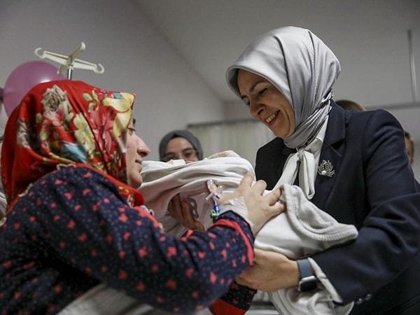 Yeni yılın ilk bebeklerinden ikisi başkent Ankara'da dünyaya geldi.