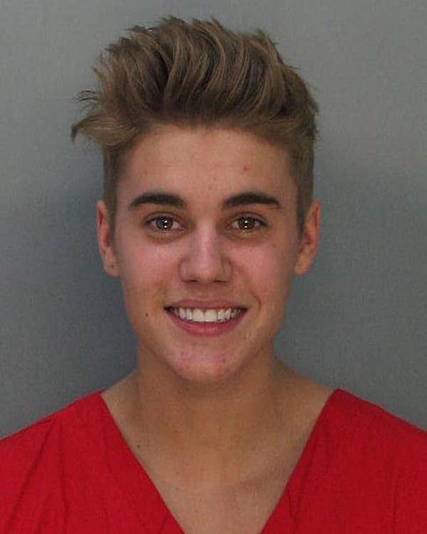 24. Justin Bieber, Miami'de alkollü araç kullanmak, tutuklamaya direnmek ve geçerli bir ehliyeti olmadan araba kullanmaktan tutuklandı.