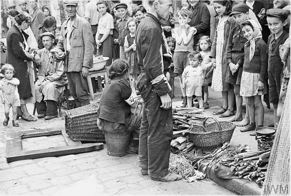 6. Polonya'daki Yahudilerin koyulduğu Varşova Gettosu'ndaki hayatı gösteren bir fotoğraf.