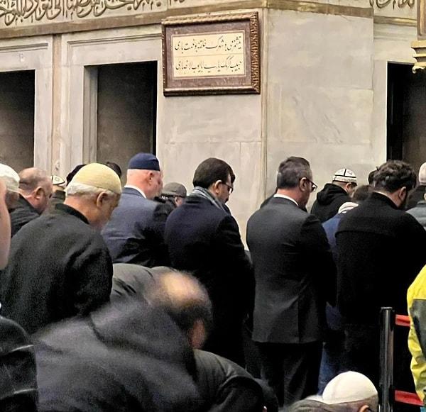 İBB Başkanı Ekrem İmamoğlu, güne CHP Fatih Belediye Başkan Adayı Mahir Polat ile birlikte tarihi Eyüpsultan Camii’nda sabah namazında görüntülendi.