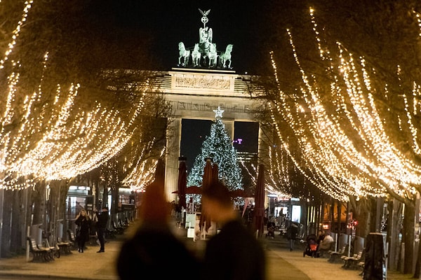 Aynı coşku Almanya'nın Berlin şehrinde devam ederken bir Berlin'de yaşayan Türk bir Twitter kullanıcısı camdan ateş açtığını paylaştı.