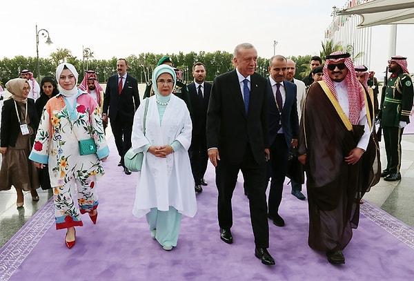 Temmuz ayında göreve gelen yeni ekonomi yönetimiyle birlikte çıktığı Körfez turunda Cumhurbaşkanı Erdoğan'ın gerçekleştirdiği Suudi Arabistan ziyaretinde kalabalık bir heyet bulunuyordu.