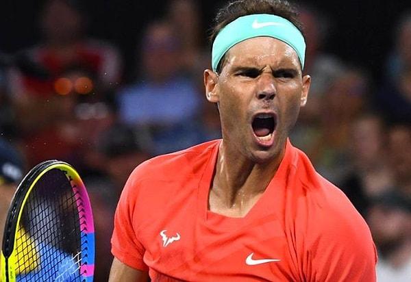Bir sporcu düşünün ki 20 koca yıldır en yüksek seviyede oynamaya devam etsin. Kimimizin çocukluğunu, kimimizin gençliğini onunla birlikte geçirmesini sağlasın. Ünlü İspanyol Tenisçi Rafael Nadal'dan bahsediyoruz.