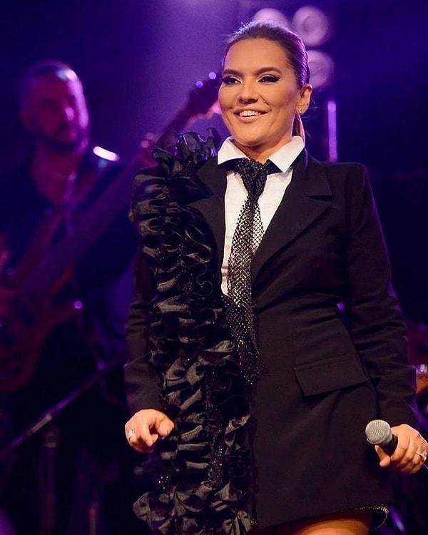 7. Ünlü şarkıcı ve televizyon yıldızı Demet Akalın, sağlık sorunları nedeniyle bugün yayınlanan 'Gel Konuşalım' programına katılamadı.