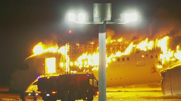 Yangının söndürülmesi birkaç saat sürdü ve 14 yolcu hafif yaralanmalar nedeniyle tedavi altına alındı.