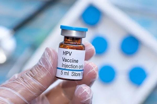 Ancak rahim ağzı kanserini aşıyla önlemek mümkün. HPV aşısı, insan papilloma virüsü olarak bilinen HPV virüsüne karşı birincil derecede koruyuculuk sağlayan ve HPV virüsünün neden olduğu rahim ağzı kanseri ve genital siğilleri önlemeye yönelik uygulanan aşılardan biri.