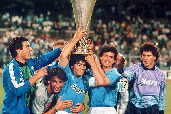 Tüm Napolilerin, öz evladı gibi sevdiği Maradona’nın kaderinde 1990 Dünya Kupası’nda Arjantin formasıyla Napoli’ye gelmek de vardı.  Ancak bu sefer rakip olarak.
