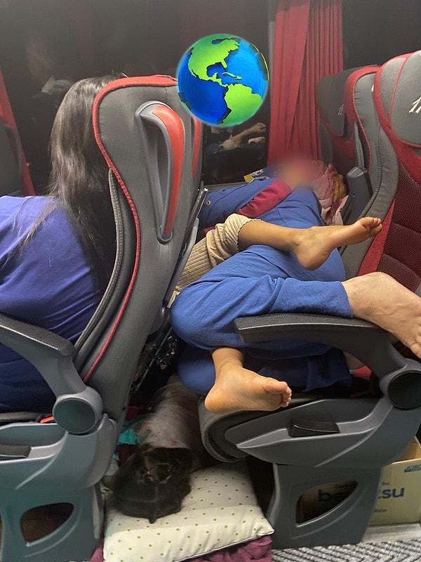 Paylaşılan fotoğrafta bir anne ve iki çocuğun ilginç uyuma pozisyonunu, emniyet kemeri takmadan yolculuk yapmalarını ve çıplak ayaklarını koridordan sallandırmalarını görüyoruz.