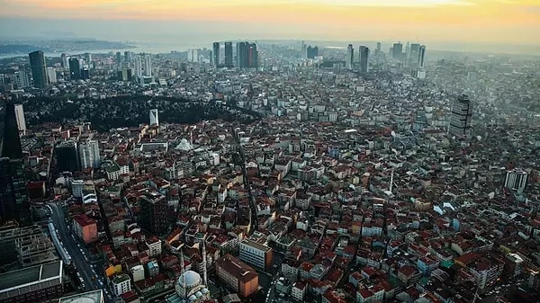 Ancak ne yazık ki iş imkanı nedeniyle insanlar İstanbul'u tercih edebiliyor. Yükselen kiralar ve yaşam koşulları nedeniyle sıfırdan bir hayat kurmakta bir o kadar zorlaşıyor.