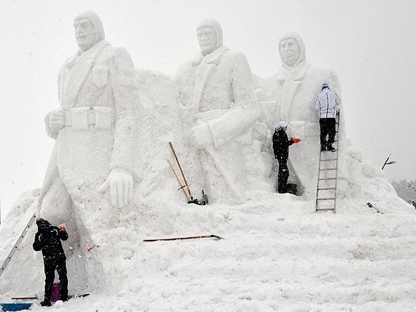 Her yıl harekatta şehit olan askerlerimizi anmak için yapılan buzdan heykeller için geçtiğimiz ay çalışma başladı.
