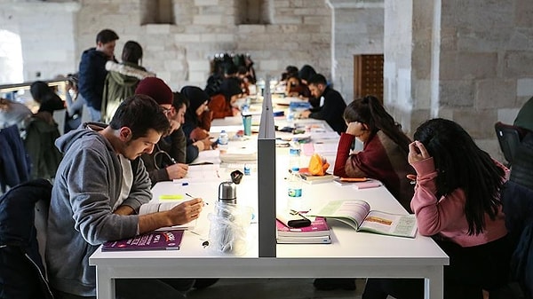 İstanbul Büyükşehir Belediyesi'nin (İBB), kentte yaşayan üniversite öğrencileri için 7 bin 500 liralık bir burs programı vardı.