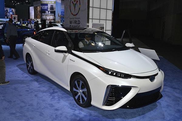 Ayrıca Toyota'nın hidrojen yanmalı motoru, neredeyse hiç karbon emisyonu yapmıyor ve elektrikli araç bataryalarına kıyasla daha az nadir metal kullanımıyla öne çıkıyor.