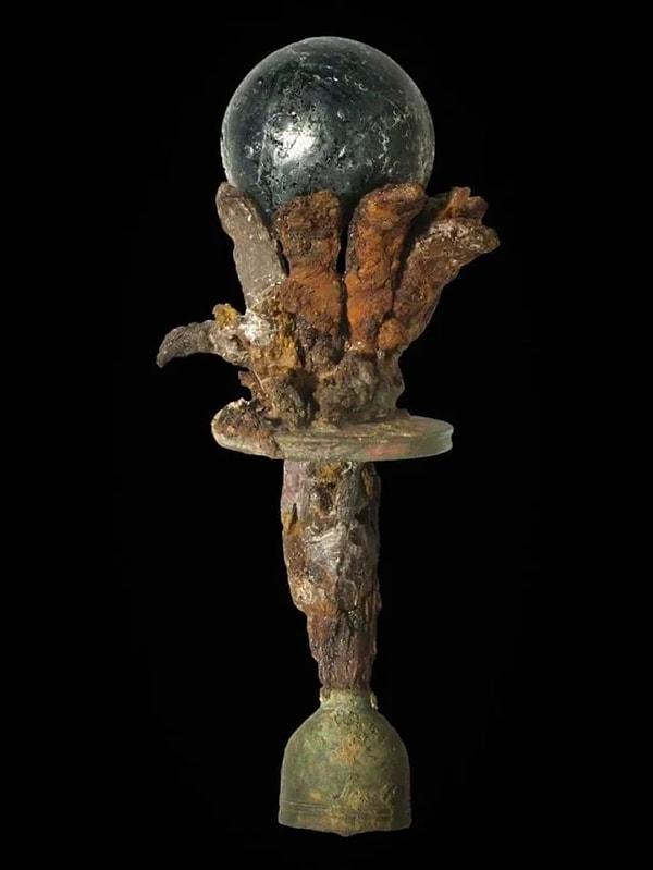 2. Roma İmparatoru Maxentius'un çiçekler üzerinde duran bir küre şeklindeki imparatorluk asası. (M.S 306-312)