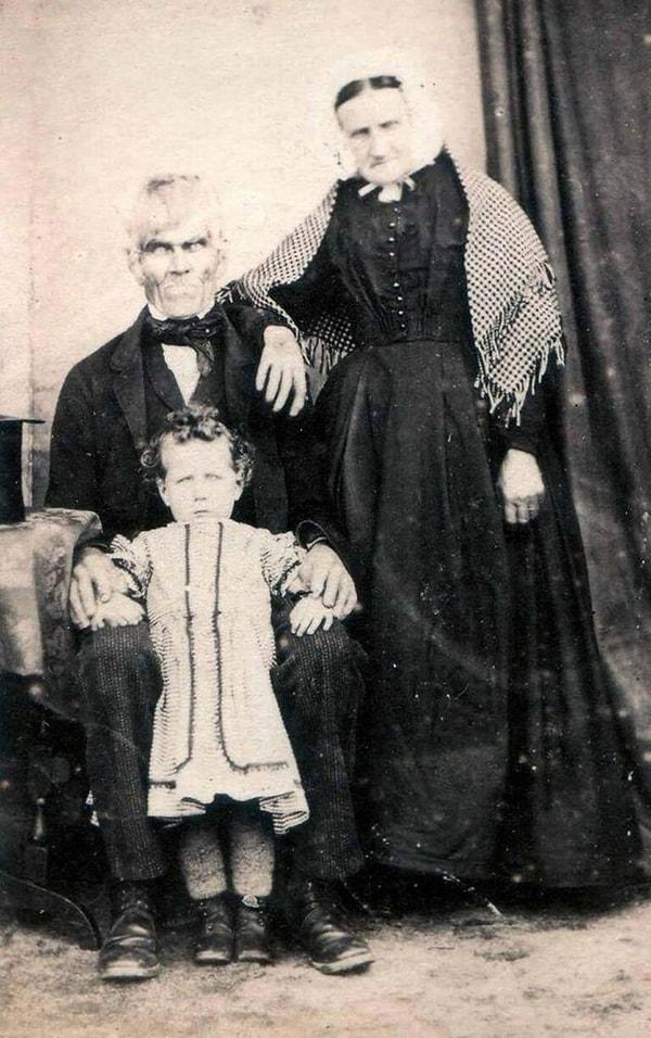 3. 1800'lerde çekilmiş ürkütücü bir aile fotoğrafı.