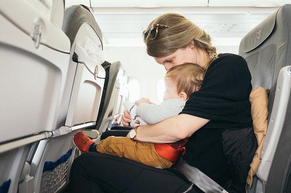 Bir annenin bebeğiyle uçak yolculuğu yapması anne için büyük zorluk. Bu zorlu durumda da yanımızda bulunan kişilerin, yolcuların ya da görevlilerin yardımına ihtiyaç duyarız.