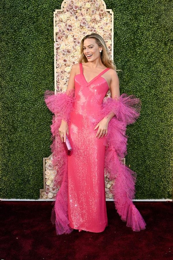 Altın Küre Ödüllerinde de pembeler içinde Barbie'nin reklamını yapmaya devam etmişti güzel oyuncu.