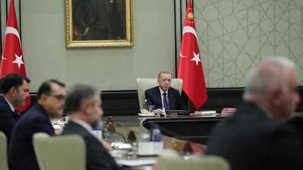 EYT maliyetinin boyutuna bakarak ekonomi yönetiminin bütçe dengesi ve enflasyon hedefini düşünerek emekli zamlarında düzenlemelere sıcak bakmadığı konuşulurken, son karar Cumhurbaşkanı Erdoğan'ın olacak.