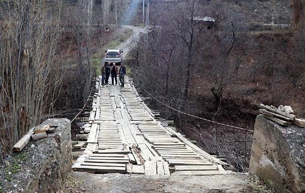 Erzurum'un Oltu ilçesinde 13 hanenin bulunduğu Hacı mevkisinde yaşayanlar, 1980 yılında kendi imkanları ile Oltu Çayı üzerine 30 metre uzunluğunda 3 metre genişliğinde çelik halatlara bağlı ahşap köprü inşa etti.