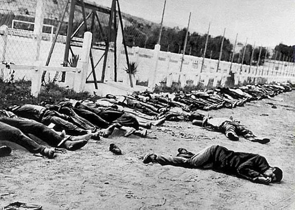 6. Sétif ve Guelma katliamı sonrasına ait bir fotoğraf. Avrupa'daki savaşın sona ermesinin hemen ardından Fransızlar, Cezayirli bağımsızlık protestocularına yönelik toplu katliam başlattı. Katliam Avrupa'da savaşın bittiği gün başladı. Katliamda 6.000 ila 30.000 kişi öldürüldü. (1945)