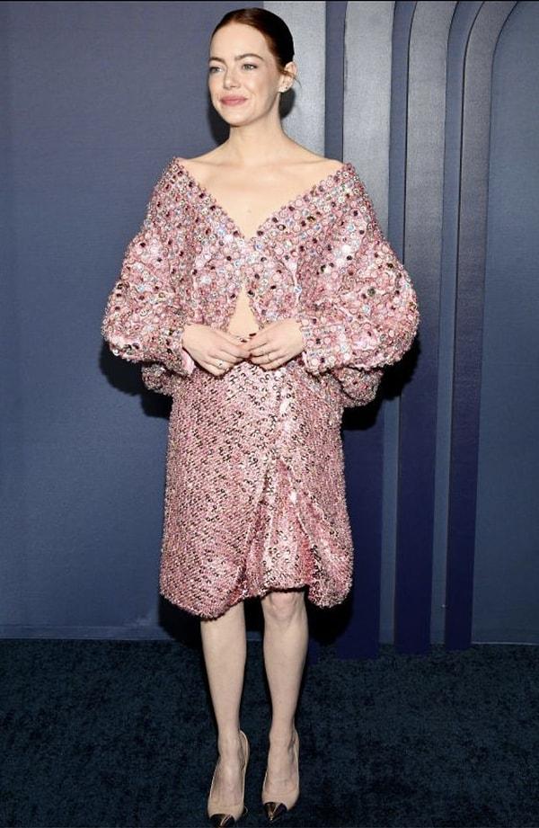 Emma Stone açık yakalı pembe payetli iki parçalı bir elbise giymeyi tercih etmiş...
