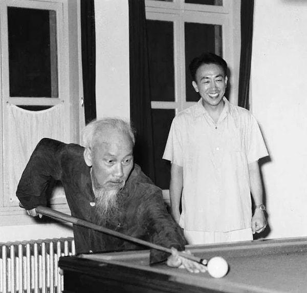 12. Kuzey Vietnam'ın eski başkanı 1960'larda Hồ Chí Minh Çin'de bilardo oynarken.