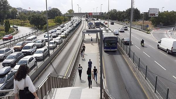 Geçtiğimiz gün İstanbul'un Altunizade semtinde bulunan metrobüs durağında sabah saatlerinde bir metrobüs arızalandı.