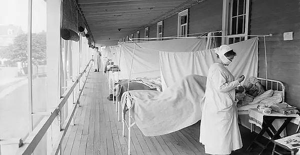 Salgının İnfluenza ve Covid benzeri bir hastalık kaynaklı yaşanacağını da belirtti. Birçok kişi öksürük, burun akıntısı ve boğaz ağrısından şikayetçi.