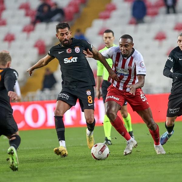 Ali Turap Bülbül ve Kazımcan Karataş'ın ilk 11'de çıktığı mücadelede Galatasaray golü ilk yarının son saniyelerinde Kerem Demirbay ile buldu.