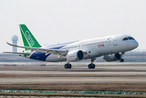 China Eastern Hava Yolları, 2021'de beş adet C919 satın almış ve 2023'te 100 adet daha sipariş vererek en büyük C919 filosuna sahip olacağını duyurmuştu.