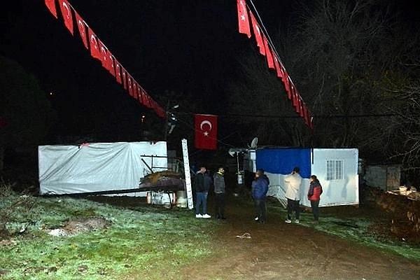 6 Şubat 2023 tarihinde meydana gelen korkunç depremlerde Kahramanmaraş'taki evi yıkılan mehmetçiğin ailesinin bir çadırda yaşadığı ortaya çıktı.