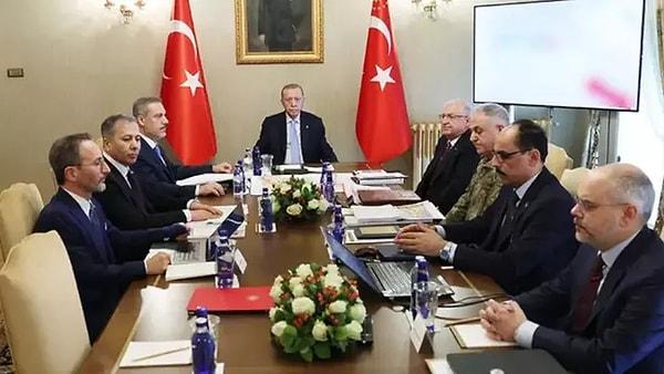 Cumhurbaşkanı Recep Tayyip Erdoğan, İstanbul'da güvenlik toplantısına katılmak üzere Dolmabahçe’deki çalışma ofisine geldi. Erdoğan, Dolmabahçe'ye gelmesinin ardından güvenlik toplantısı başladı. Dolmabahçe'de yapılan güvenlik toplantısı 45 sürdü.