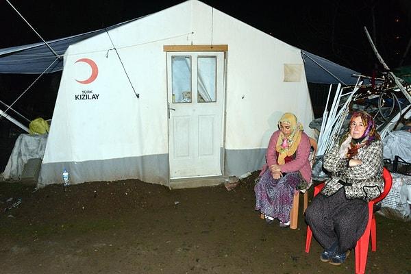 Ailenin evinin 6 Şubat'taki depremlerde yıkıldığı, şehidin annesi Ümmihani ile babası Ali Özdemir çiftinin, yaşadıkları konteyneri ısıtamadıkları için çadırda kaldıkları iddia edilmişti.