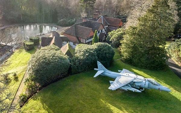 Robinson, evinin satış fiyatına, 2015'te 100 bin sterlini aşkın para harcadığı Harrier II GR7 modelindeki uçağını da dahil ettiğini belirtti.