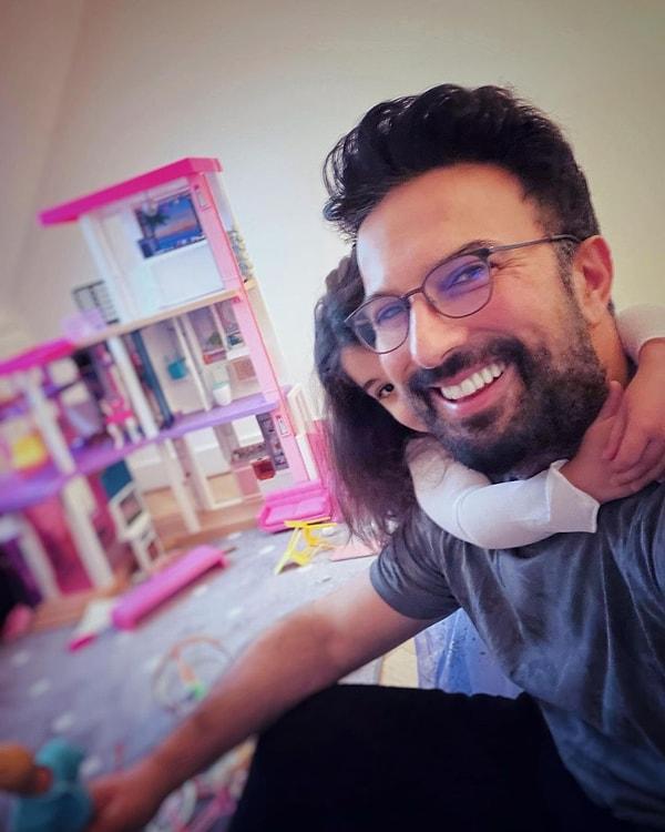 Son olarak 6,3 milyon takipçili Instagram hesabında yaptığı paylaşımla yine bizim duygularımızı yerle yeksan eden Tarkan, 5 yaşındaki kızı Liya ile oyun oynarken fotoğrafını paylaştı.