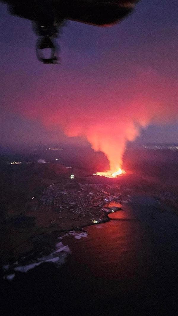 İzlanda Meteoroloji Ofisi (IMO), Grindavik kasabasında meydana gelen depremlerin ardından yanardağın dün patladığını ve kasaba sakinlerinin tahliye edildiği aktarmıştı.