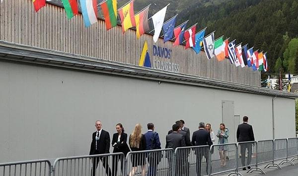 Davos Zirvesi'ne katılmak için davetli olmak ya da Dünya Ekonomik Forumu'na üye olmak gerekiyor.