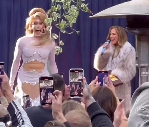 Kendisini taklit eden drag queen'in sahnesine çıkan ve sürpriz yapan Jennifer Lopez'in o anları ise sosyal medyada viral oldu.