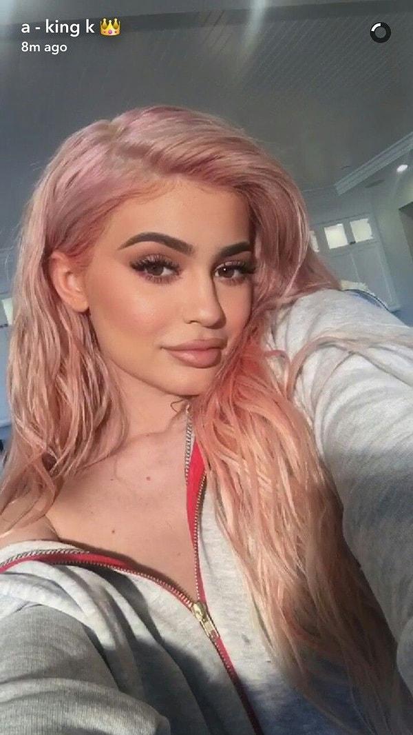 Haliyle akıllara Kylie'nin 2014 yılındaki pembe saçları geldi! 2016 ve 2018 yıllarında da yine saçlarını pembeye boyatmıştı.
