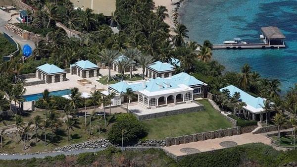 Epstein Little St. James Adası’nı 1998 yılında 7.95 milyon dolara satın almıştı. Adanın üstündeki son derece lüks bu villada davaya söz konusu olan istismarlar gerçekleşti.