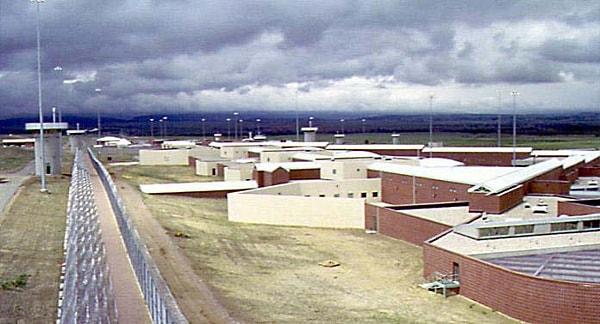 1994 yılında açılan ADX Florence Hapishanesi, süper maksimum veya kontrol birimi hapishanesi olarak kategorize edilmiş.